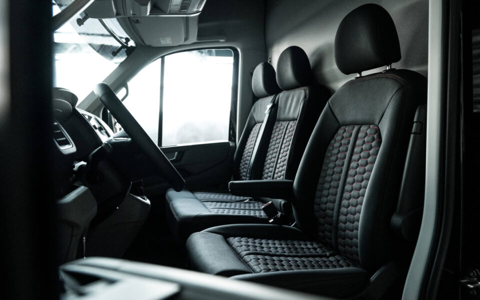Volkswagen Crafter huren interieur voorzijde Volkswagen Crafter huren interieur voorzijde
