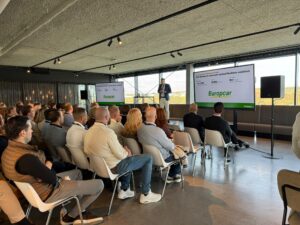 Europcar is deze week aanwezig tijdens de EV Experience op Circuit Zandvoort, hét evenement waar elektrisch rijden en duurzame mobiliteit centraal staan. Bezoekers krijgen er de kans om zelf verschillende elektrische auto’s te ervaren en testritten te maken.